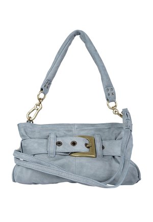 Borsa in pelle azzurro chiaro con fibbia dorata, manico corto imbottito e tracolla lunga removibile su sfondo bianco.
