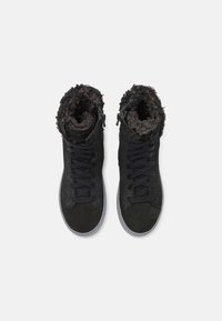 Zapatos altos de ante negro con un forro de pelo sintético texturizado, cordones planos y detalles plateados en el tobillo y la puntera.