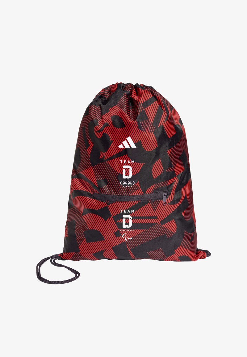 Sac à cordon rouge et noir avec motif abstrait, logo Adidas, symboles de l'équipe D des Jeux Olympiques et Paralympiques, et poche zippée à l'avant.
