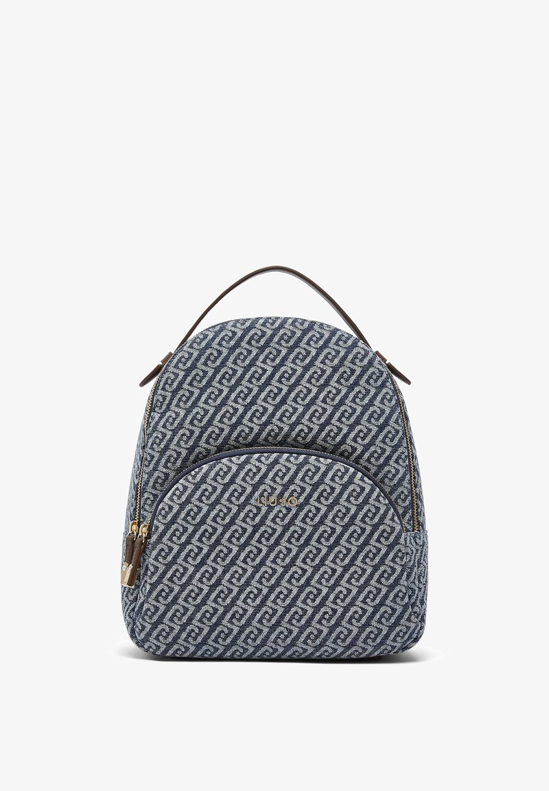 Petit sac à dos avec motif géométrique bleu foncé et gris clair, poche avant avec fermeture éclair dorée, et poignée supérieure marron.