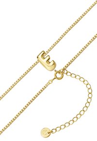 Guld halskæde med et fladt kædedesign, der har en kraftig bogstav "E" vedhæng og en cirkulær lås med et mærke.