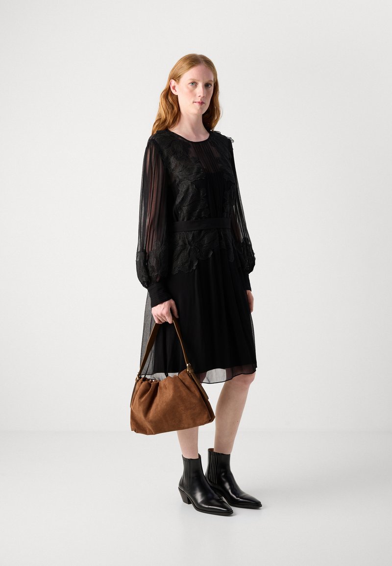 Robe MARCCAIN Pois Noir/rouge Taille 3 (~36/38) - Mi-saison, Occasion (petites Réparations à Prévoir)