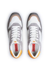 Weiße und graue Sneaker aus Leder und Wildleder, mit drei Akzentfarben, kontrastierenden Schnürsenkeln und einer strukturierten Oberfläche.