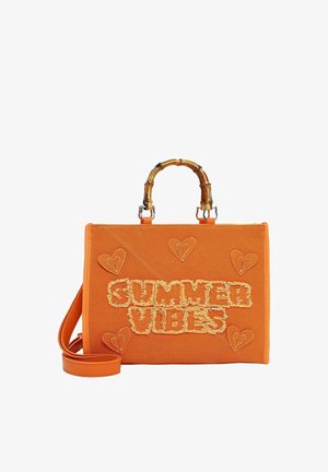 Sac à main orange avec poignées en bambou, texte brodé "SUMMER VIBES" et motifs de cœurs, équipé d'une bandoulière amovible.