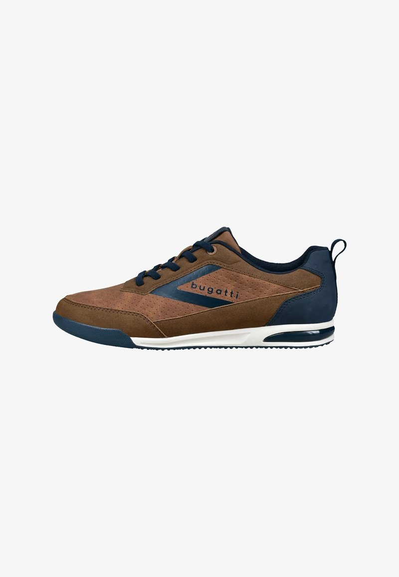 Sneaker in camoscio marrone con dettagli blu navy, design traforato, chiusura con lacci e suola in gomma bianca; presenta il logo sul lato e un anello posteriore per il trasporto.