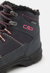 Vattentät vandringssko med en mörkgrå textilöverdel, rosa detaljer, strukturerad grå gummisula och svart konstfleecekrage.