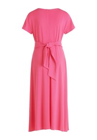 Rosenholzfarbendes Midikleid mit kurzen Ärmeln, einem runden Ausschnitt und einem Reißverschluss auf der Rückseite. Es verfügt über einen gebundenen Gürtel in der Taille und einen glatten, leichten Stoff.