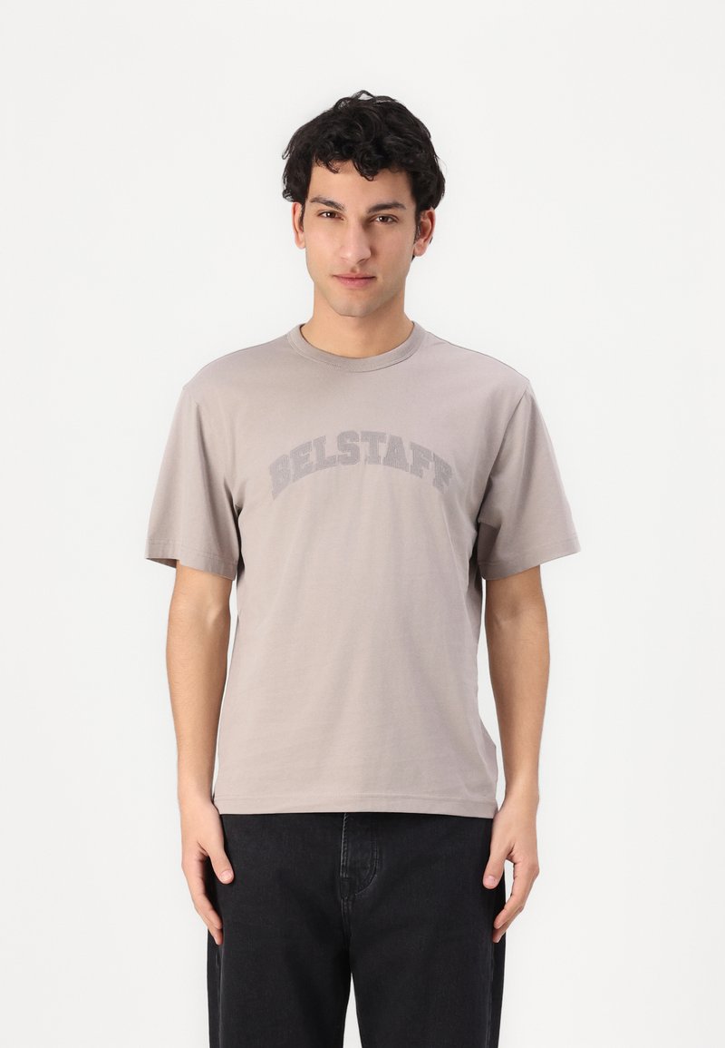 Γκρι βαμβακερό μπλουζάκι με στρογγυλή λαιμόκοψη και κοντά μανίκια, με το "BELSTAFF" εκτυπωμένο σε καμπυλωτό σχέδιο στο στήθος.