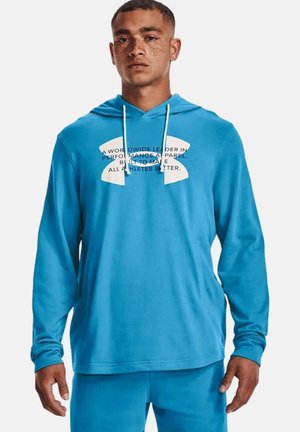 Blauer Langarm-Hoodie aus einem Stoff mit glatter Textur. Verfügt über eine Kängurutasche und ein weißes Textlogo auf der Vorderseite.