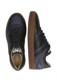 Sneakers neri e blu con una finitura testurizzata, dotati di suola in gomma, lacci anteriori e logo bianco sulla linguetta. Design elegante e sportivo.