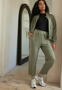 Next REGULAR FIT - Teplákové kalhoty - khaki green