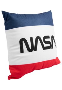 Cuscino quadrato con pannelli navy, bianchi e rossi; presenta un grande logo nero "NASA" sulla sezione bianca; il tessuto è morbido e liscio.