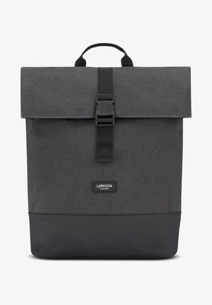 Sötétszürke hátizsák, hajtogatott tetejű fedéllel, állítható csattal, textúrált anyagú felső résszel és egyszínű fekete alsó résszel.