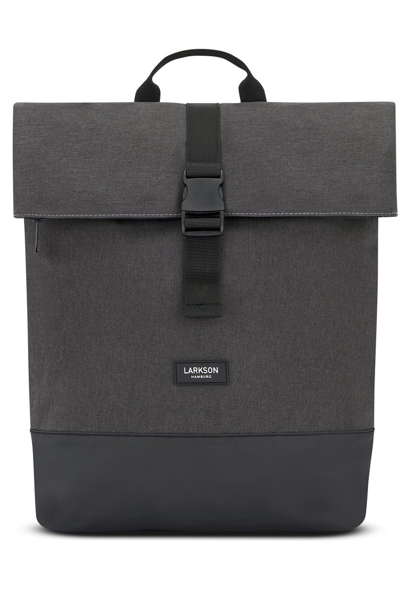 Mochila gris oscuro con tapa con solapa, cierre de hebilla ajustable, parte superior de tejido texturizado y sección inferior sólida en negro.