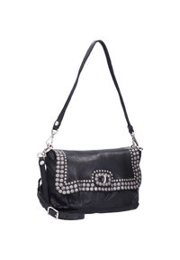 Czarna skórzana torebka z srebrnymi ćwiekami na klapie, regulowanym paskiem na ramię oraz metalicznym zapięciem. Powierzchnia o fakturze.