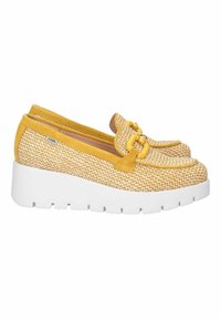 Scarpe slip-on gialle intrecciate con un design testurizzato, dotate di una suola piatta bianca e un accento decorativo giallo in metallo.