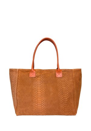 Borsa tote in pelle marrone testurizzata con motivo in pelle di serpente e due manici di media lunghezza su sfondo bianco.