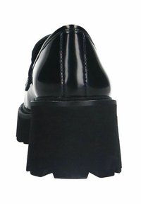 Zwarte lakleren schoen met een dikke zwarte rubberen zool. Heeft een gladde afwerking en een afgeronde neus met zichtbare stiksel details.