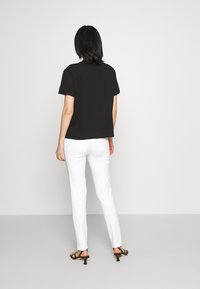 Patrizia Pepe PANTALONI TROUSERS - Bukse - bianco