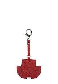 Portachiavi in pelle rossa con una finitura testurizzata, dotato di un attacco a clip e un design slim e arrotondato con una piccola tasca anteriore.