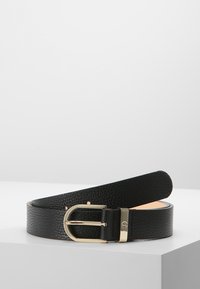 Cinturón de cuero negro con acabado texturizado, que presenta una hebilla en tono dorado y varios agujeros para ajustes de tamaño.
