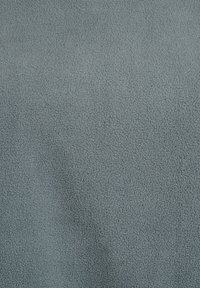 Mäkká, textúrovaná látka v tlmenej modrej farbe. Má jemný vlas s hladkým povrchom a rovnomernou textúrou, vhodná na čalúnenie alebo módu.