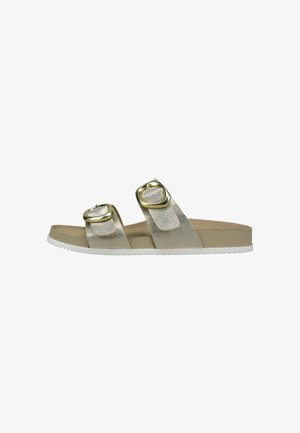 Goldene Metallic-Sandalen mit zwei großen runden Schnallen, einem strukturierten Riemen, einer gepolsterten beigen Sohle und einer weißen Gummilaufsohle.