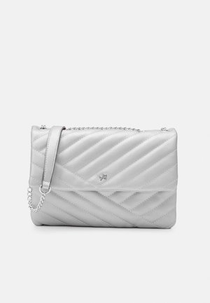 Polstret sølv crossbody taske med diagonale sømme, flaplukning, kædestrop og et lille metallisk logo foran i midten.