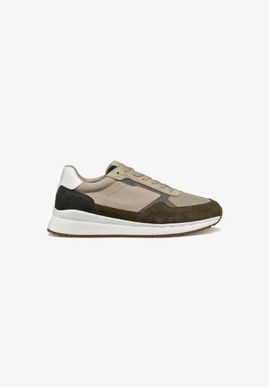 Ciemnozielone, beżowe i białe sneakersy z teksturowaną zamszową cholewką, panelami z siateczki i białą podeszwą pośrednią. Zapięcie na sznurowadła z gumową podeszwą.
