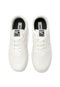 Zapatillas deportivas de cuero blanco con puntera perforada, cordones planos y una plantilla negra con logo blanco. Textura suave y forma clásica.