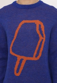 Sweater azul de malha com um grande gráfico de um picolé de gelado laranja no centro. Gola redonda, textura suave e ajuste casual.