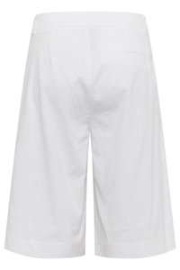Shorts en lin blanc avec une coupe droite, une taille et une poche arrière unique ; texture lisse avec des détails de tissu subtils.