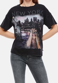 Camiseta de algodón negra con una gráfica de Nueva York y la Estatua de la Libertad, con acentos de rhinestones y un corte holgado.
