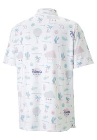 Košile s krátkým rukávem v bílé barvě s tropickým vzorem v pastelových barvách, zahrnující kaktusy, nápoje a palmy.