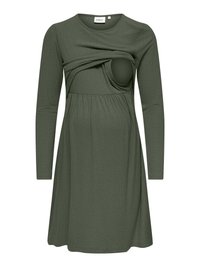 Oliivinvihreä, pitkähihainen äitiysmekko, jossa kerroksittainen kangas imetyksen helpottamiseksi ja rypytetty vyötärödetail.