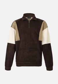 Hnedý fleece pulóver so zipsom na krku, s pieskovými a bielymi panelmi na rukávoch. Obsahuje prednú kapsu a rebrované manžety. Mäkká textúra.