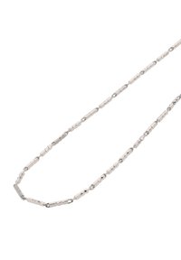 Srebrny metalowy naszyjnik łańcuszkowy z wzajemnie połączonymi ogniwami o teksturowanym, geometrycznym wzorze. Gładkie wykończenie i różnorodne kształty ogniw.