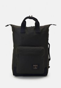 Czarny nylonowy plecak z rolowanym zamknięciem, przednią kieszenią, dwoma solidnymi paskami oraz naszywką z logo latarni morskiej.