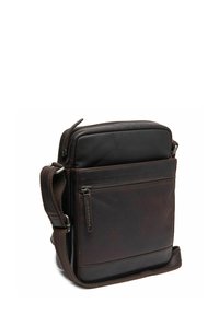 Borsa a tracolla in pelle marrone con una finitura liscia e opaca, dotata di una zip sulla parte superiore, tracolla regolabile e tasca frontale.