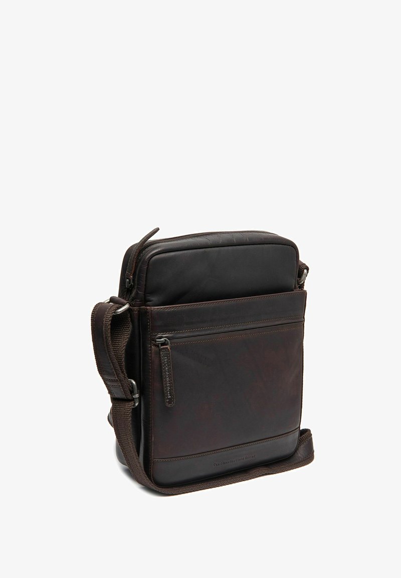 Borsa a tracolla in pelle marrone con una finitura liscia e opaca, dotata di una zip sulla parte superiore, tracolla regolabile e tasca frontale.