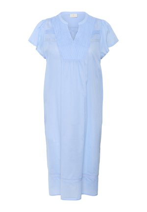 Robe en coton bleu clair avec des manches courtes, un col en V, des détails plissés et de la dentelle décorative le long de l'ourlet. Tombe à mi-mollet.