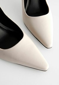 Next FOREVER COMFORT REGULAR FIT - Avokkaat - bone white