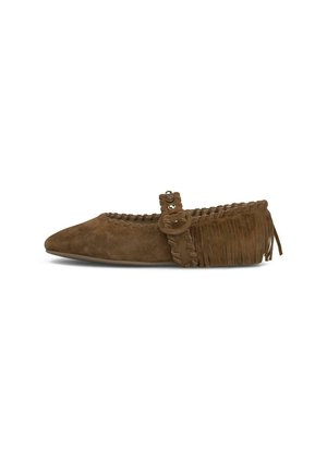 Zapato plano de ante marrón con puntera puntiaguda, adorno trenzado, correa con hebilla y detalle de flecos en el área del talón.