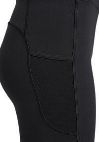 Zwarte sportlegging met een gladde textuur, voorzien van een mesh zijzak en contrasterende stiksels op de naden.