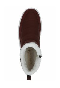 Burgunderfarbene Stiefelette mit gepolstertem Lederoberteil, Innenfutter und Zierleisten aus weißem Kunstfell, Zuglasche an der Ferse und weißer Gummisohle.