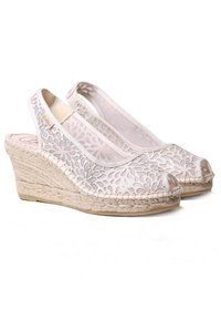 Wedge sandals with a patterned light beige upper, open toe, and slingback design. Jute-wrapped heel with textured finish.