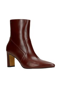 Stivaletto in pelle bordeaux con punta affusolata e tacco a blocco. Presenta una texture liscia e dettagli di cucitura minimi.