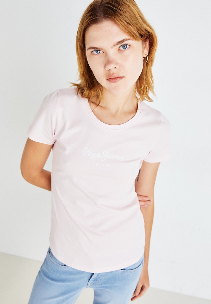 Rožinė trumpa rankovė T-marškiniai pagaminti iš medvilnės, su apvalia iškirpte, papuošti baltu logotipu "Pepe Jeans London" priekyje.