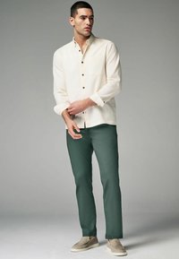 Next STRAIGHT REGULAR FIT zielony