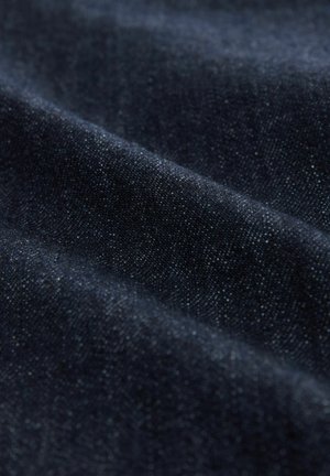 Tume denim kangas, mis näitab siledat tekstuuri koos peene sädelusega. Materjalil on klassikaline twilli kude ja sügavalt tumesinine värv.